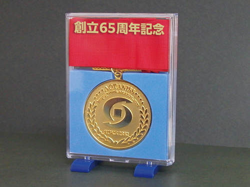 オリジナルコイン作成・オリジナルメダル作成・首掛けメダル用 プラケース④（足付き） 箔押しイメージ